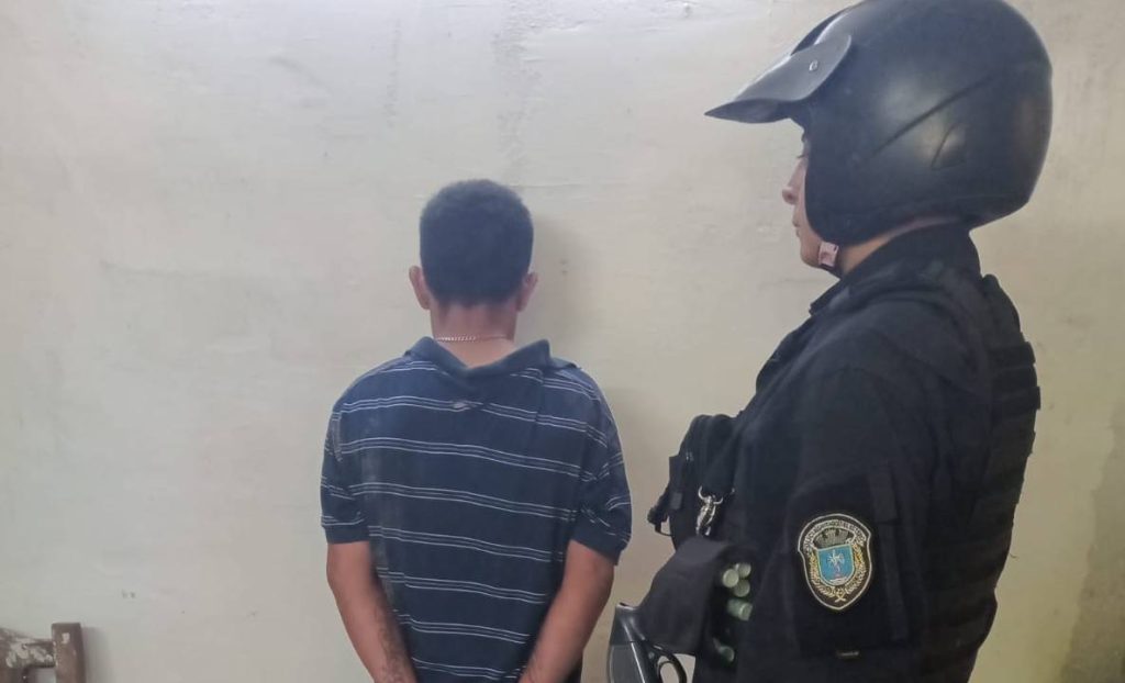 Atrapan a un sujeto que arrebató un celular a la salida de un boliche