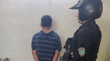 Atrapan a “Monedita” cuando se alzaba con varias prendas para robar en un local