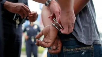 Detienen a un hombre que derribó de una trompada a su expareja cuando regresaba de un boliche