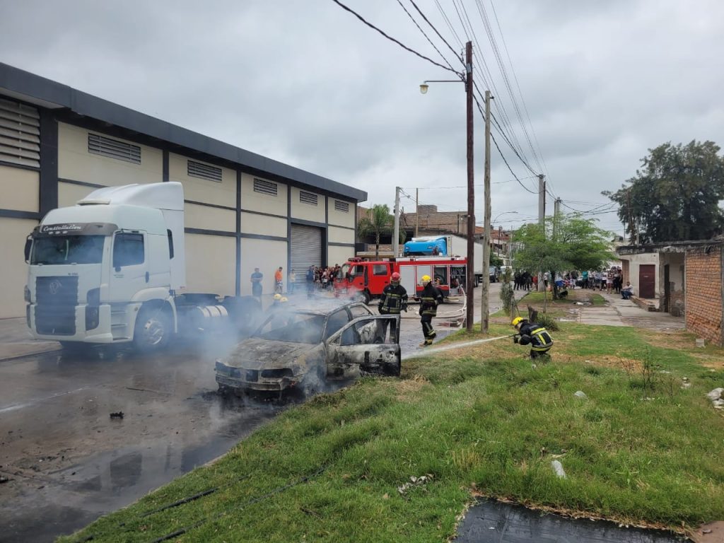 Video y fotos: impresionante incendio consumió un automóvil cerca de la terminal de Las Termas