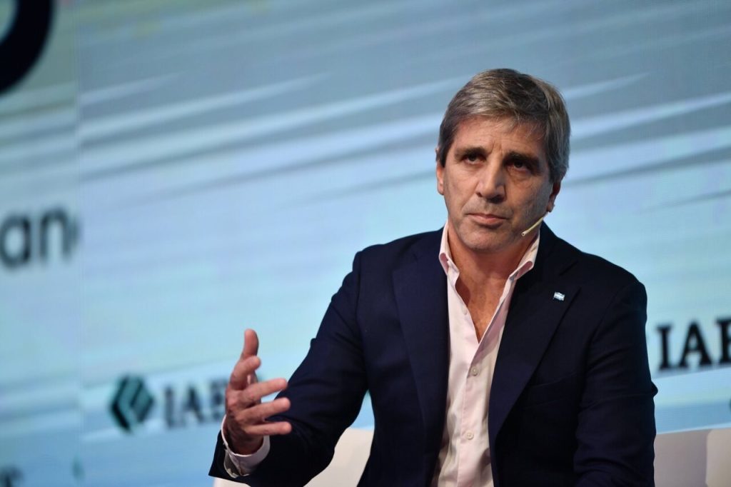 Luis Caputo dijo que “paga mucho” de telefonía celular y llamó a “dar pelea como consumidores”