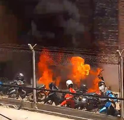 Video: por la chispa de una soldadora se incendiaron 5 motos en el Penal de Varones