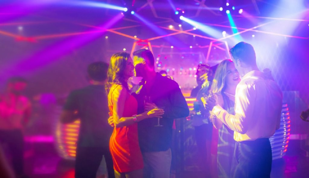 Le hizo creer a su esposa que lo habían secuestrado pero la policía lo encontró en un night club