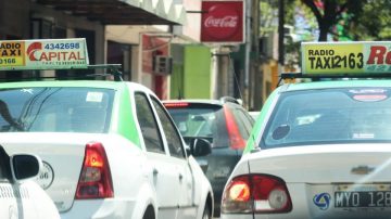 Debaten un incremento en la tarifa de taxis en la ciudad Capital