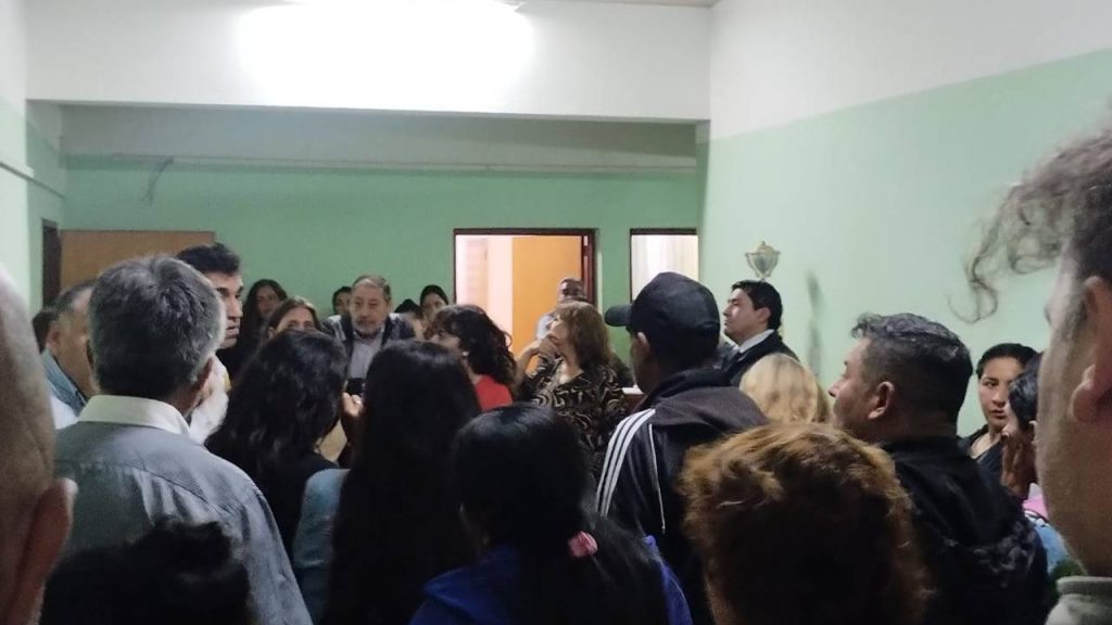 Fuerte reclamo en el Colegio Secundario Banda por el cierre de 15 cursos