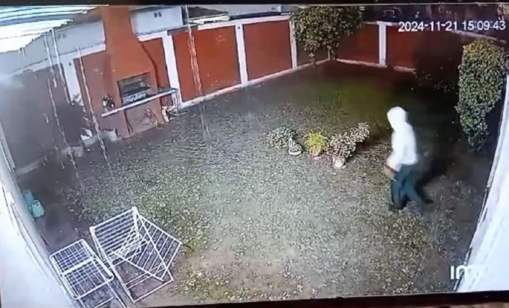 VIDEO | B° San Germés: sujeto trepó una medianera y se llevó $600.000 y una Honda Twister
