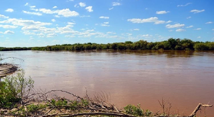 Buscan a dos jóvenes que cayeron al Río Saladillo