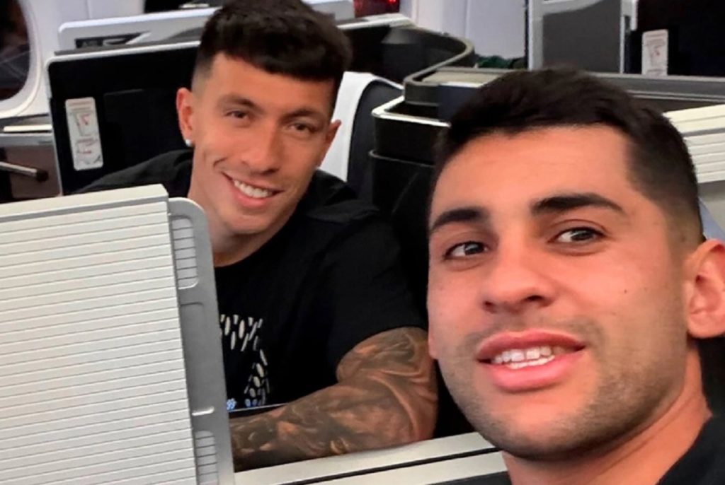 Lisandro y Romero esperan un vuelo chárter