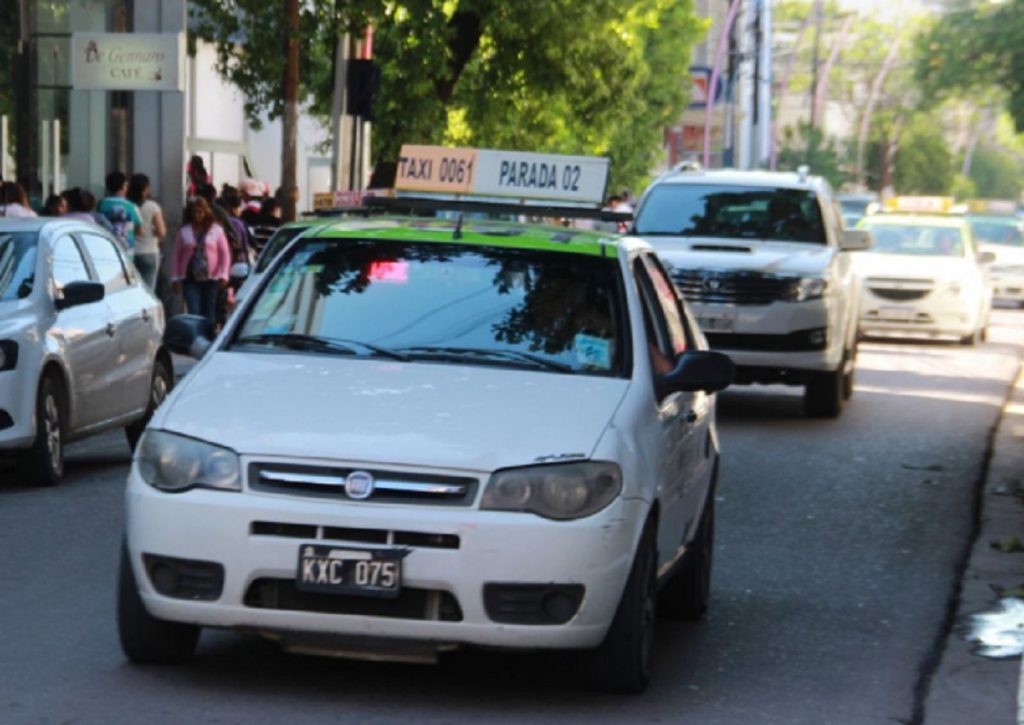 Nuevo golpe al bolsillo: taxistas llevarán a $640 la bajada de bandera