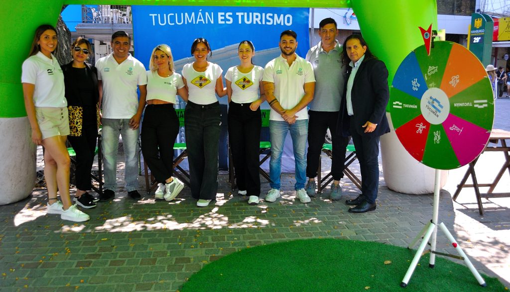 Tucumán se promociona en Santiago del Estero y reparte una de sus joyas: sanguchitos de milanesa
