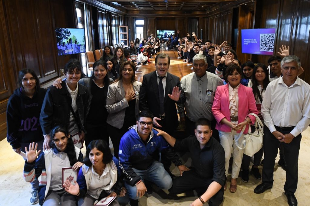 “Conociendo mi provincia”: Gerardo Zamora recibió a 52 alumnos del departamento Banda