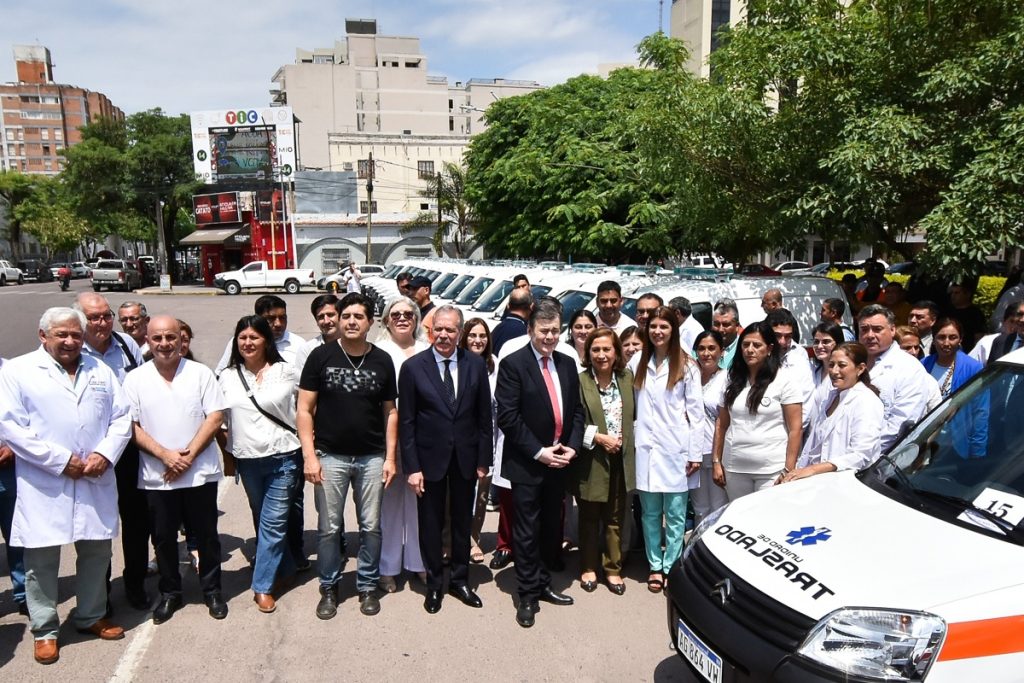 El gobernador entregó 30 ambulancias para hospitales del interior