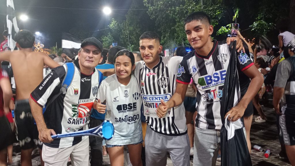 Increíble festejo de los hinchas de Central Córdoba en la plaza Libertad