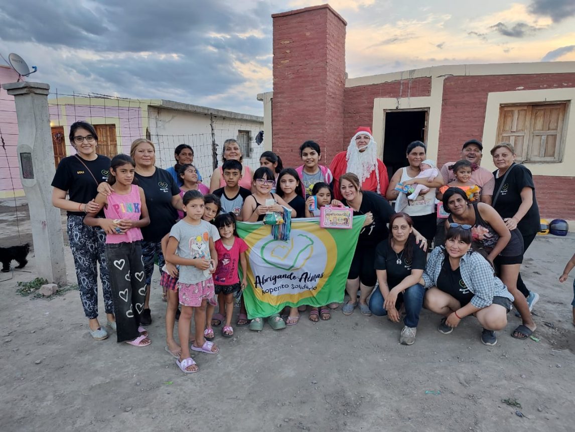 Papá Noel del roperito “Abrigando Almas” celebró una gran Navidad solidaria