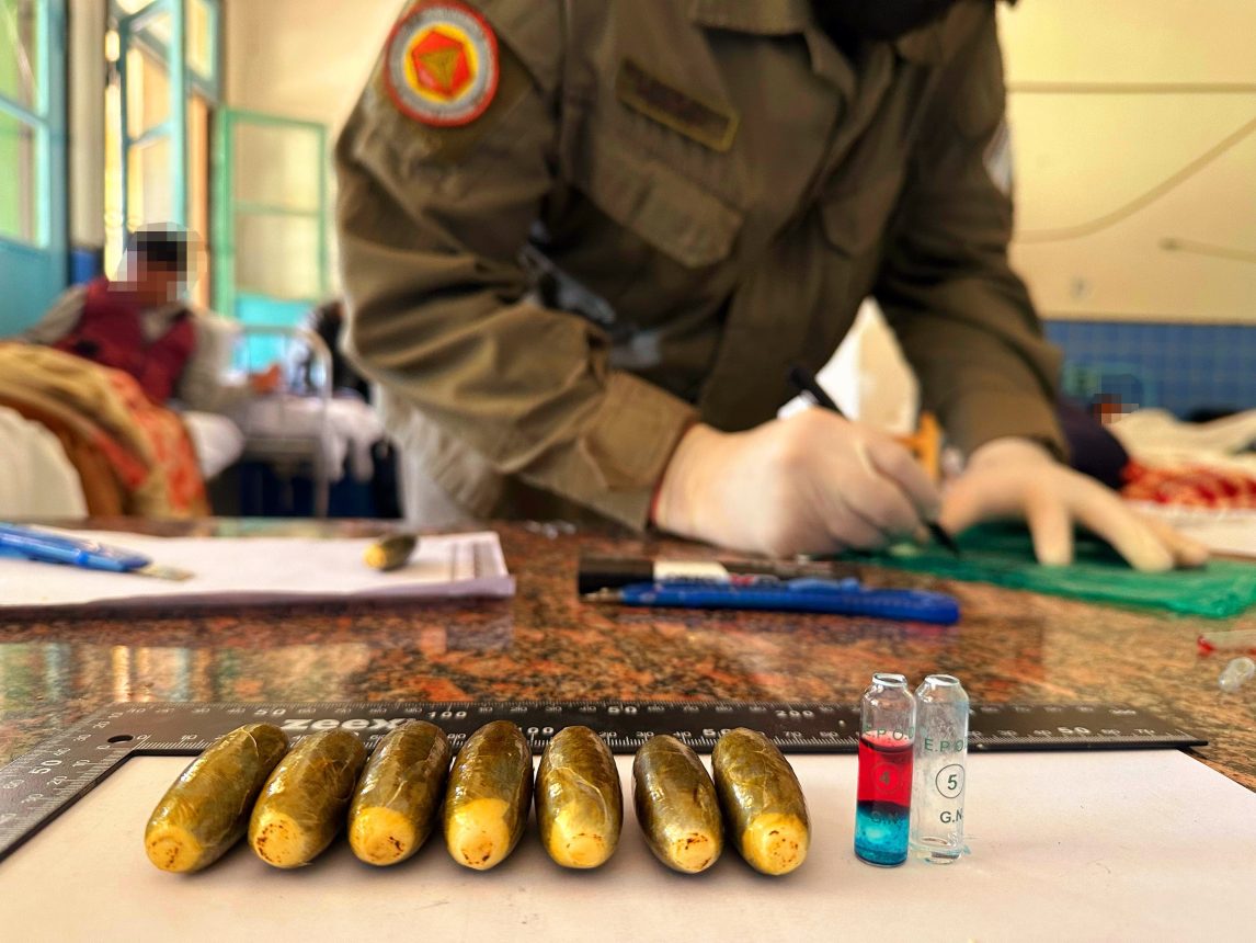 Gendarmes descubren que ciudadanos bolivianos habían ingerido más de mil cápsulas con cocaína