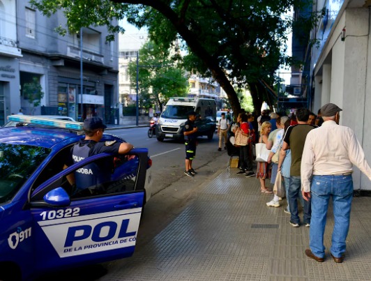 Tensión en las oficinas de PAMI: un jubilado amenazó con prenderse fuego tras no recibir sus medicamentos