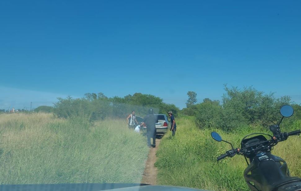 Robaron un auto y la policía lo recuperó cuando tres ladrones lo desarmaban