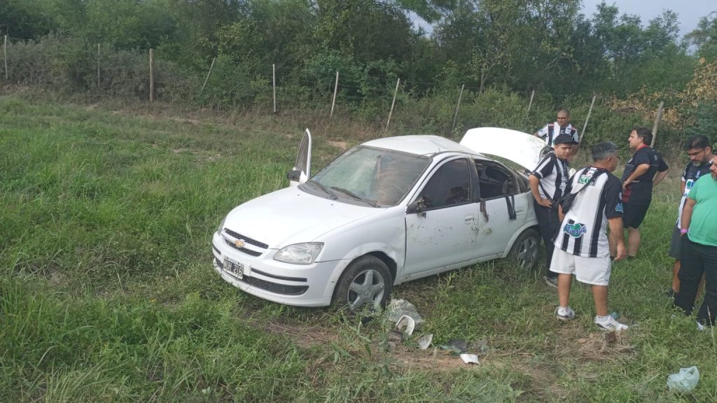 Susto en la Ruta 34: hinchas de Central Córdoba protagonizaron un violento vuelco cuando volvían tras el triunfo