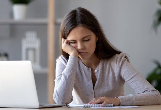 Tener sueño todo el día: qué es la hipersomnia idiopática y cómo prevenirla