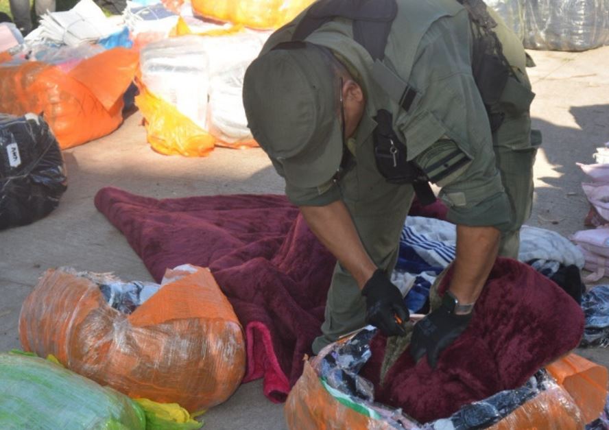 Detienen a pasajera de un tour de compras que ocultaba 18 kilos de cocaína entre medias y frazadas