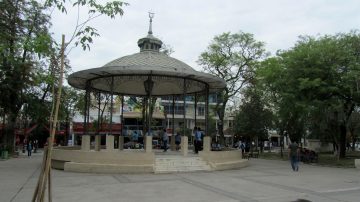 Una jornada calurosa con cielo parcialmente nublado en Santiago