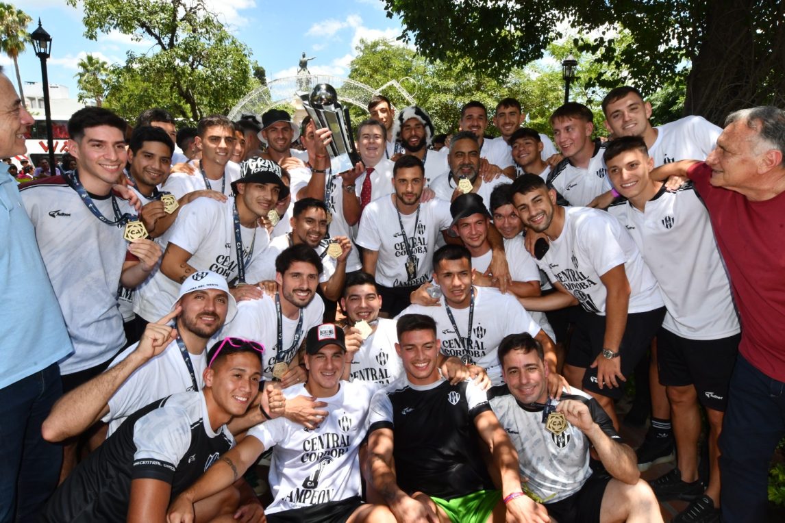 La Copa ya está en casa: Gerardo Zamora se reunió con el plantel de Central Córdoba en medio de la alegría de los hinchas