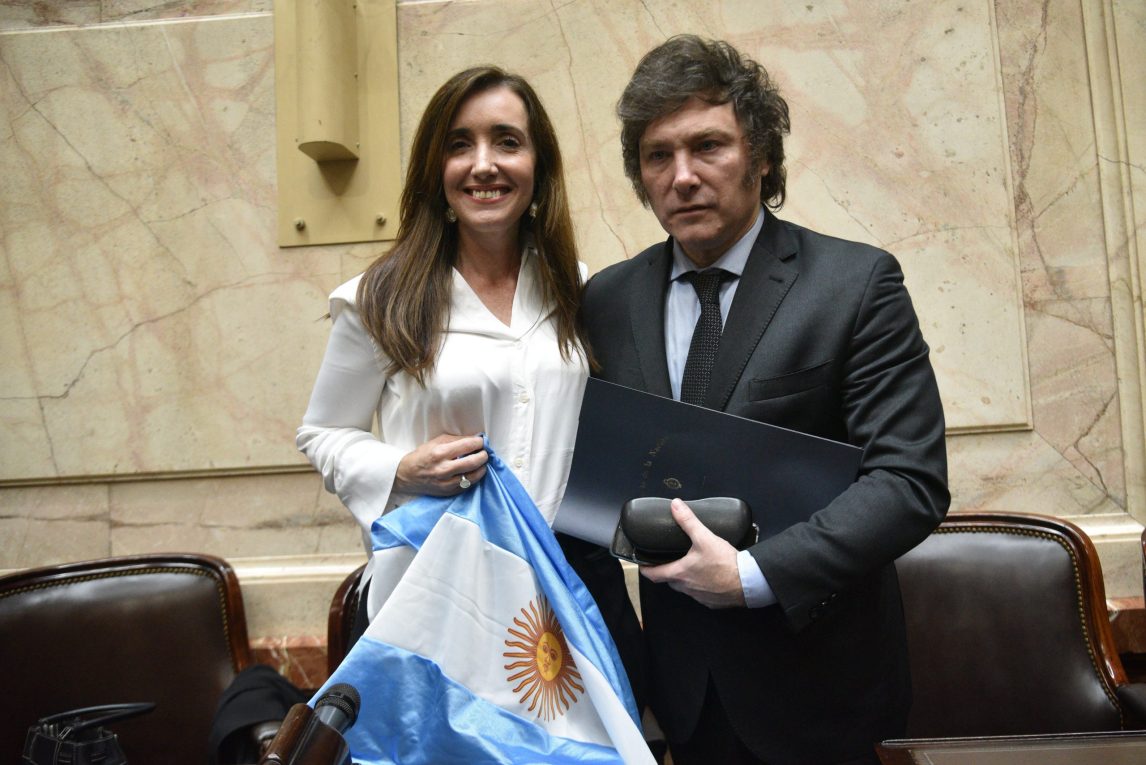 Milei vuela hacia el país en medio de la disputa por Kueider