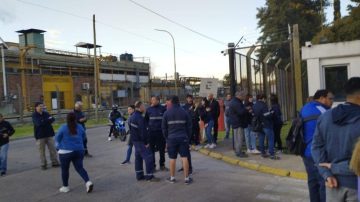 Siguen los éxitos de la gestión libertaria: Avon cerró su planta de San Fernando y despidió a 300 trabajadores por teléfono