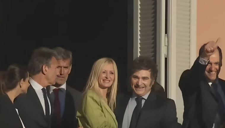 Javier Milei salió al balcón de Casa Rosada para saludar a la gente
