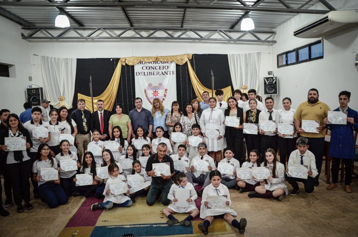 Los alumnos con mejores promedios de Clodomira tuvieron un merecido reconocimiento