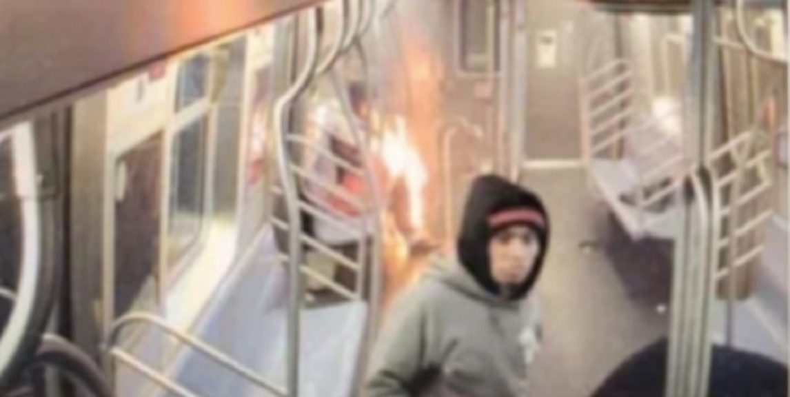 Horror: le prendió fuego a una mujer en el metro y se sentó a ver cómo moría