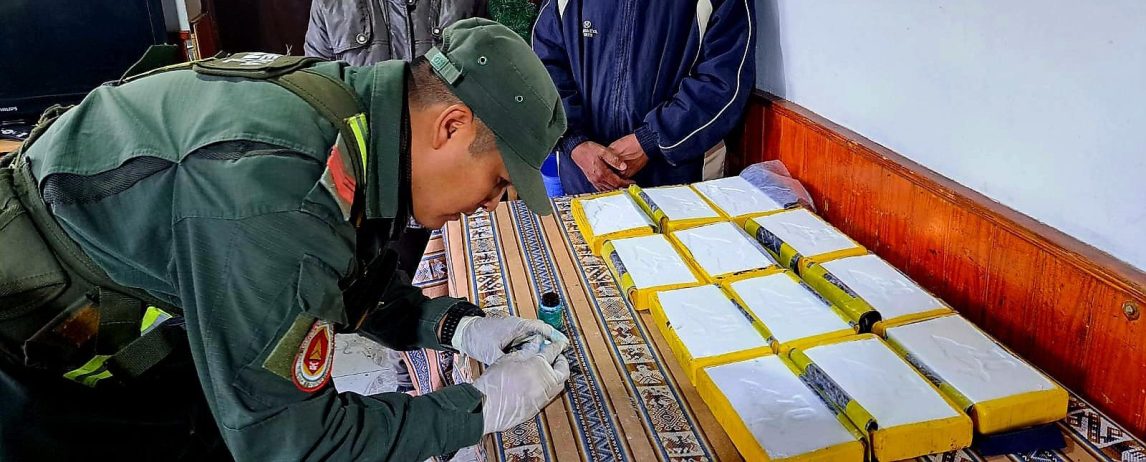 Gendarmes detectan 136 kilos de cocaína dentro de dos tanques de aire de un camión