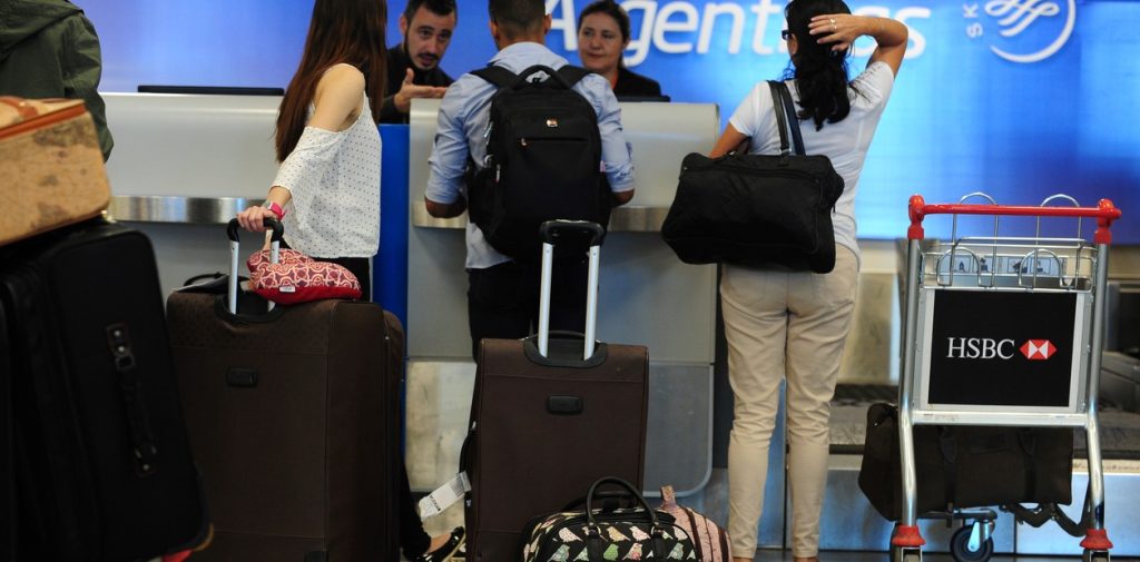 Transporte aéreo en el ojo de la tormenta: retraso y críticas a Aerolíneas Argentinas