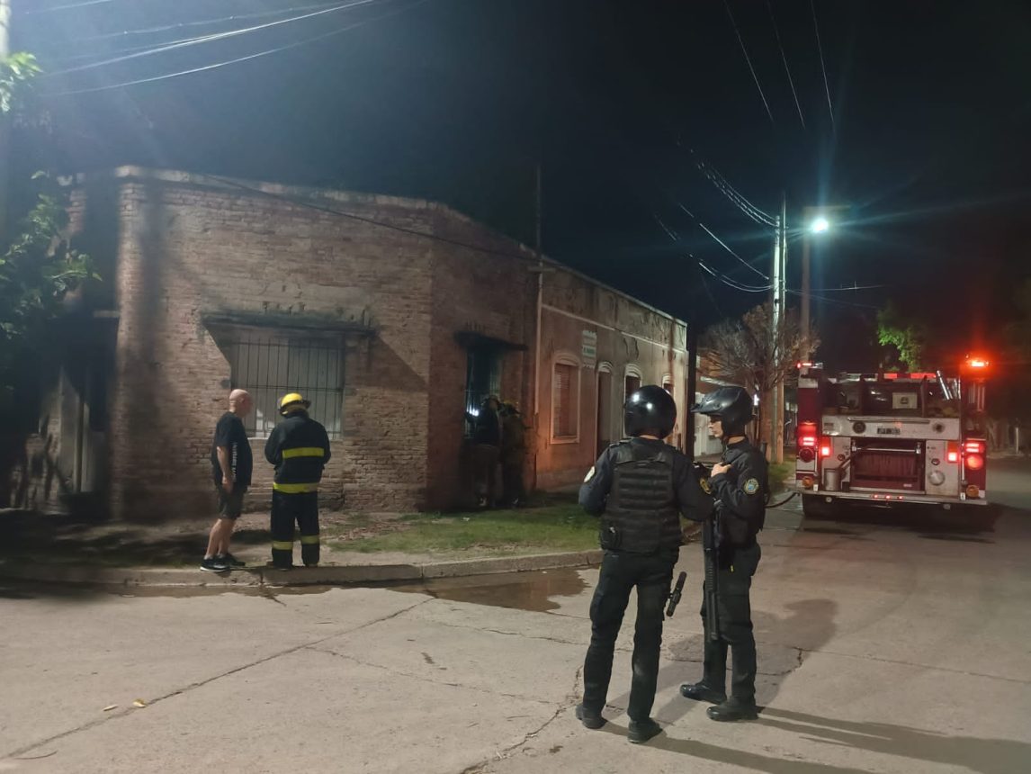 Bomberos sofocan incendio en casa abandonada