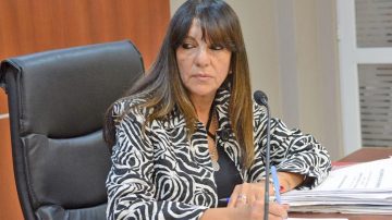 Ordenaron la detención del hombre que acuchilló a su hijo
