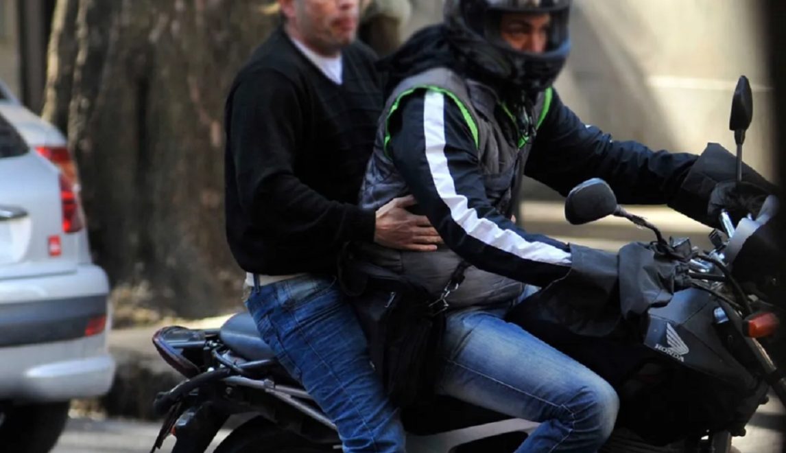 A plena luz del día, motochorros amenazan con una pistola a una mujer y le roban la cartera