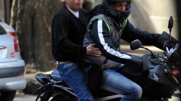 Motochorros atacan a una mujer en plena Av. Belgrano y se llevan un bolso con $320.000