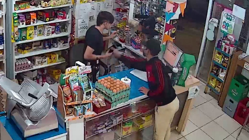 Robo a mano armada en kiosco capitalino