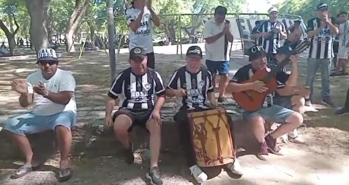 VIDEO | Con guitarra y bombo: así fue la “previa” de los hinchas de Central Córdoba en Santa Fe