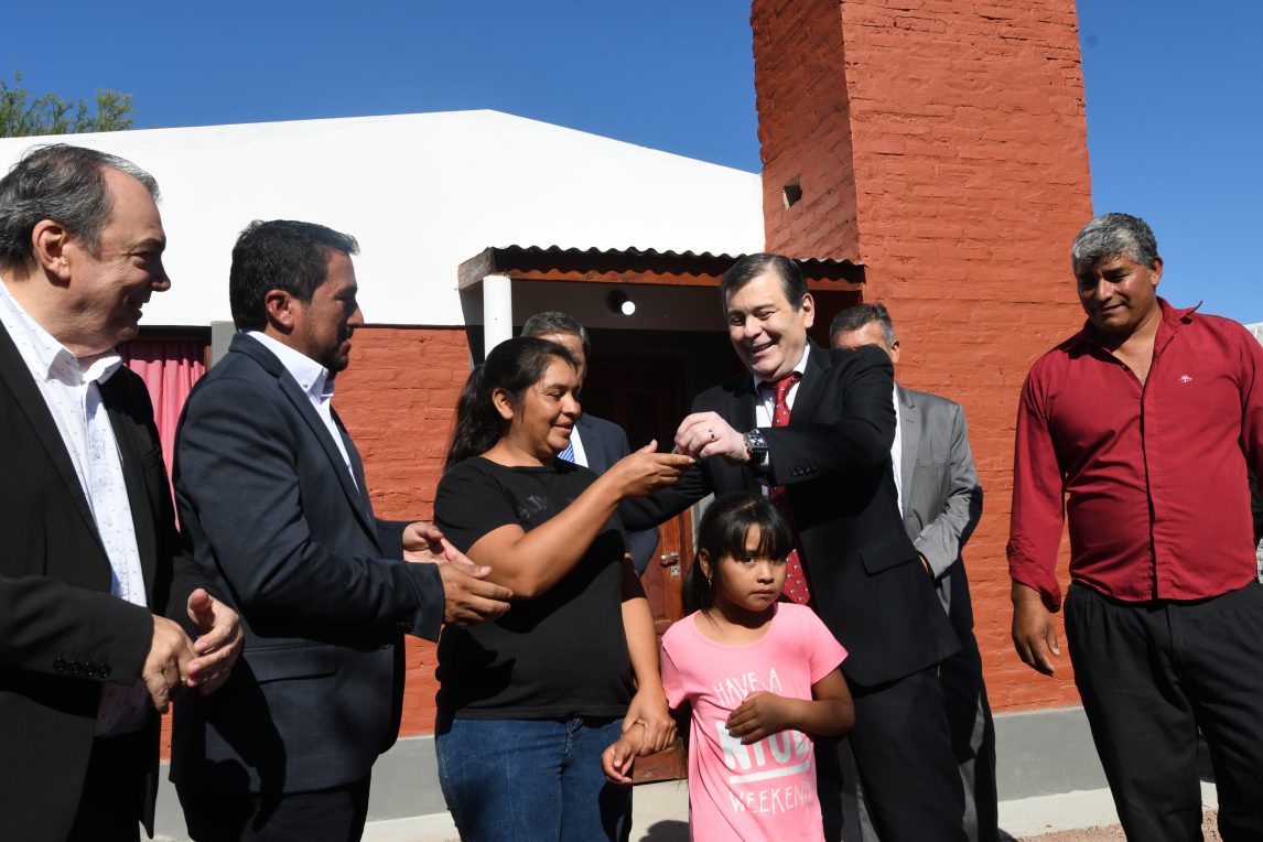El gobernador Zamora inauguró un puente en Salavina, 20 cuadras de pavimento y entregó 18 viviendas sociales