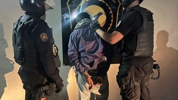 Forcejeó con un policía cuando lo descubrieron a punto de robar en una vivienda