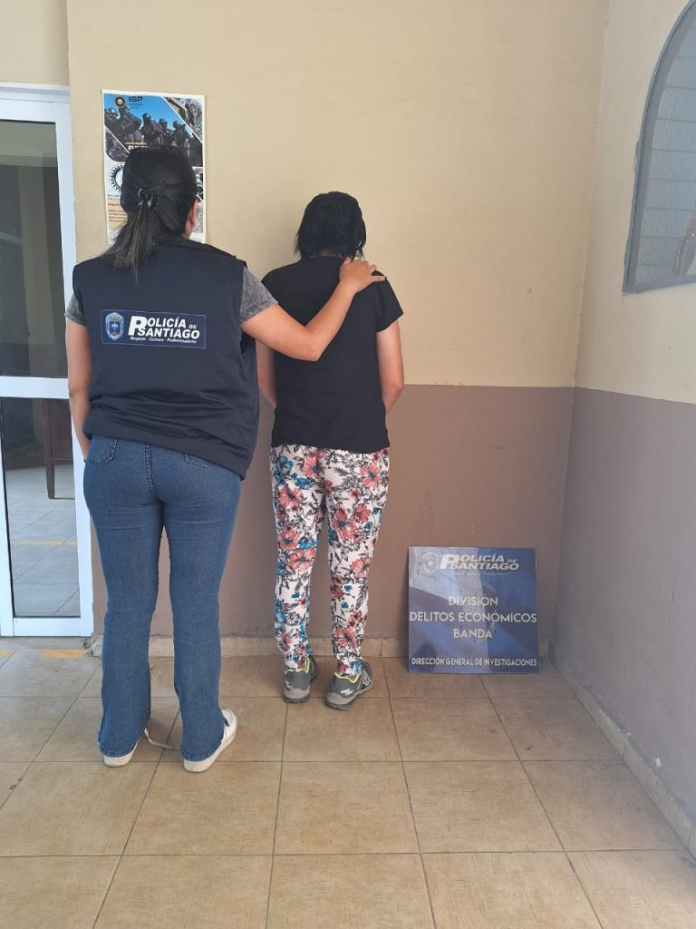 Se compró ropa, zapatos y sacó préstamos con la tarjeta de débito de una señora que está internada