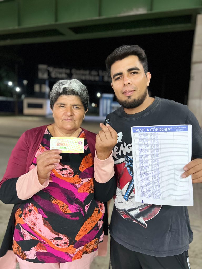 Enorme gesto: le regaló su viaje y entrada para ver la final de Sarmiento a su tía