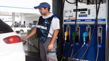 YPF anunció que bajará el precio de la nafta en promedio al 2%