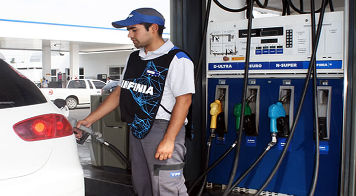 YPF anunció que bajará el precio de la nafta en promedio al 2%