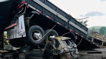 Trágico accidente en Brasil entre un colectivo, un camión y un auto dejó al menos 38 muertos
