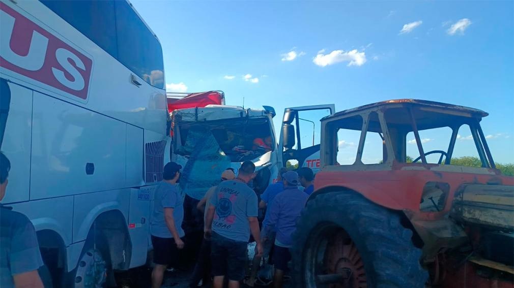 Ruta 34: choque en cadena involucró a dos camiones y un micro de larga distancia