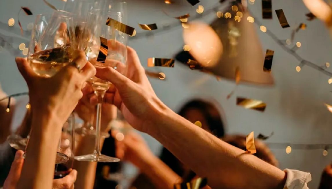 Año Nuevo 2025: estos son los 5 rituales para atraer el amor y la abundancia