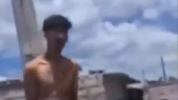 Encontró a un ladrón en su finca y lo ató a un poste hasta que llegó la policía