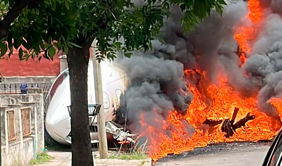 Despistó un avión privado, chocó contra una casa y se incendió